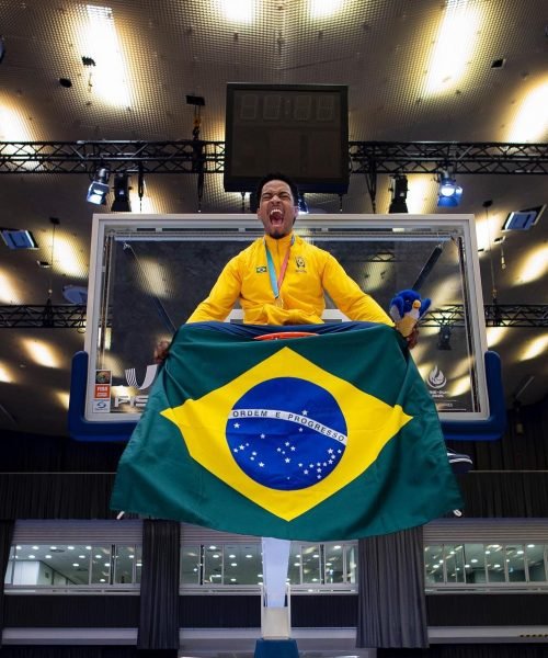 Então___Não sei nem como começar a falar sobre_ porque ainda não caiu a ficha do que eu vivi essas última semanas____Não consigo parar de chorar. O q_2